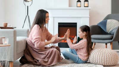 Eine Mutter spielt mit ihrer Tochter