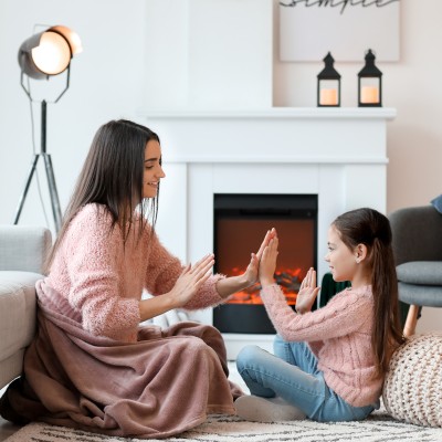 Eine Mutter spielt mit ihrer Tochter