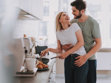 Junges Paar in der Küche am Herd