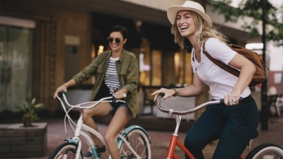 Sicherer Fahrradspaß : Zwei Frauen auf dem Fahrrad unterwegs 