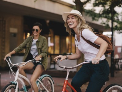 Sicherer Fahrradspaß : Zwei Frauen auf dem Fahrrad unterwegs 