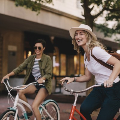 Sicherer Fahrradspaß : Zwei Frauen auf dem Fahrrad unterwegs 