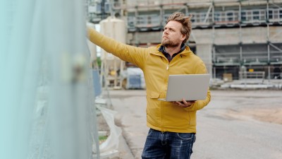BasisRente: Mann mit Laptop auf Baustelle