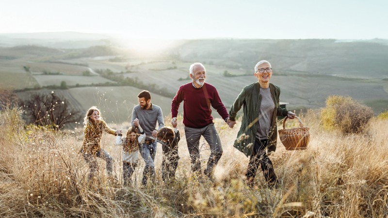 Eine Familie spaziert durch die Natur