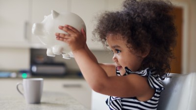 Kindersparplan - Geld für Ihr Kind anlegen & sparen: Kind mit Sparschwein