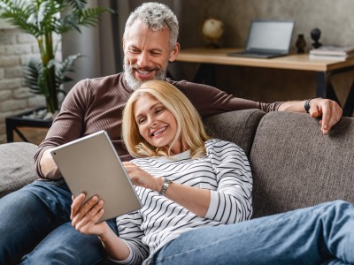 Paar mit Tablet auf dem Sofa