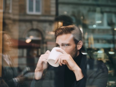 Hotel, Gastronomie, Lebensmittelhandel & Co.: Mann trinkt genüsslich seinen Kaffee