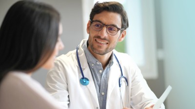 Berufshaftpflichtversicherung: Arzt mit Patientin