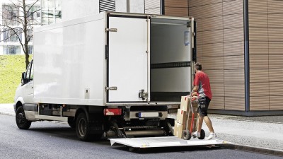 Werkverkehrsversicherung: Mann beladet Lastwagen
