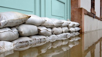 Sandsäcke als Hochwasserbarriere