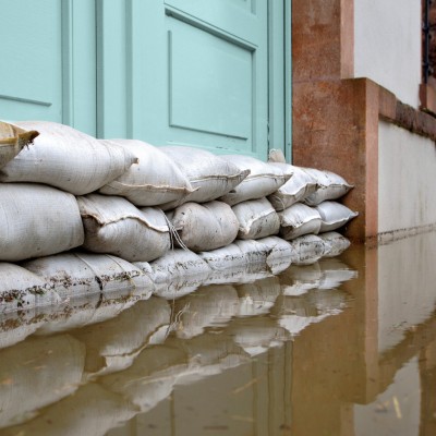 Hochwasserschutz - Haus & Keller vor Hochwasser schützen: Sandsäcke als Hochwasserbarriere