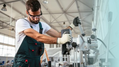 Technische Versicherungen: Mann an Maschine