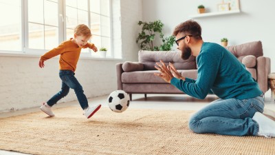 Ist eine private Haftpflichtversicherung sinnvoll?: Vater und Sohn spielen Fußball