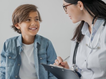 Kind bei einer Ärztin im Gespräch