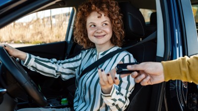 Kfz-Versicherung für Fahranfänger: Junge Frau im Auto