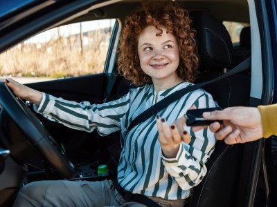 Kfz-Versicherung für Fahranfänger: Junge Frau im Auto