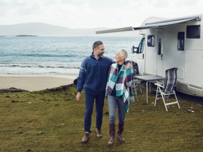 Wohnmobilversicherung: Ehepaar im Urlaub mit Wohnmobil