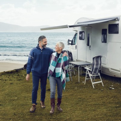Wohnmobilversicherung: Ehepaar im Urlaub mit Wohnmobil