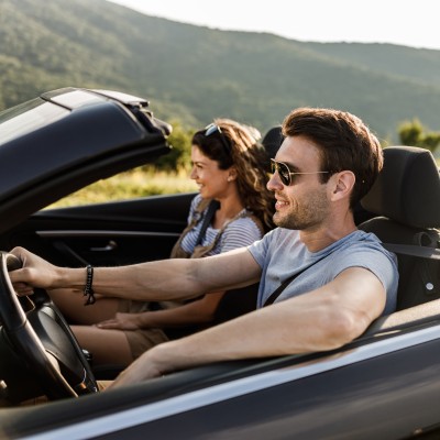 Familie im Cabrio