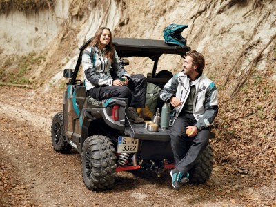 Quad-Versicherung: Paar macht Pause mit Ihrem Quad-Buggy