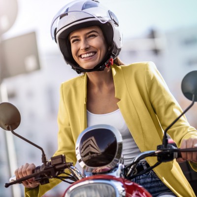 Mopedversicherung: Frau auf Moped