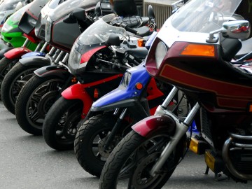 Eine Reihe Motorräder