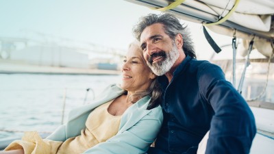 SofortRente: Älteres Paar beim Segeln