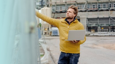 Rürup-Rente - BasisRente: Mann mit Laptop auf Baustelle