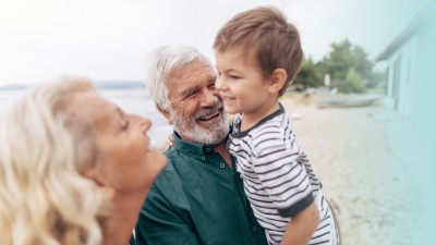 Kindervorsorge - Generationenpolice: Großeltern mit Enkelkind auf dem Arm