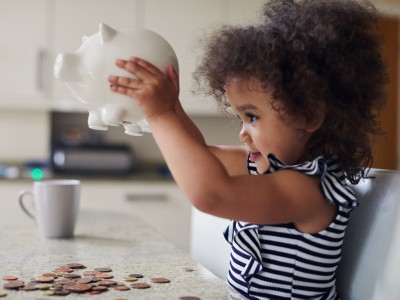 Kindersparplan - Geld für Ihr Kind anlegen & sparen: Kind mit Sparschwein