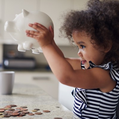 Kindersparplan - Geld für Ihr Kind anlegen & sparen: Kind mit Sparschwein