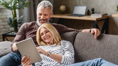 Paar mit Tablet auf dem Sofa